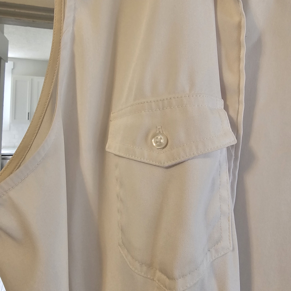 22/24 W Sleeveless Button-Up Plus Size Blouse. White.